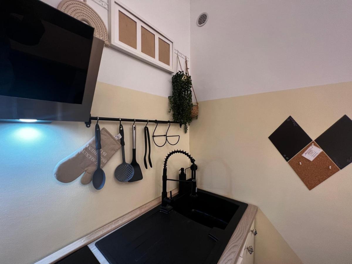 Regina Milano Ai Navigli - Sky Tv, Wifi And Breakfast Box Appartement Buitenkant foto