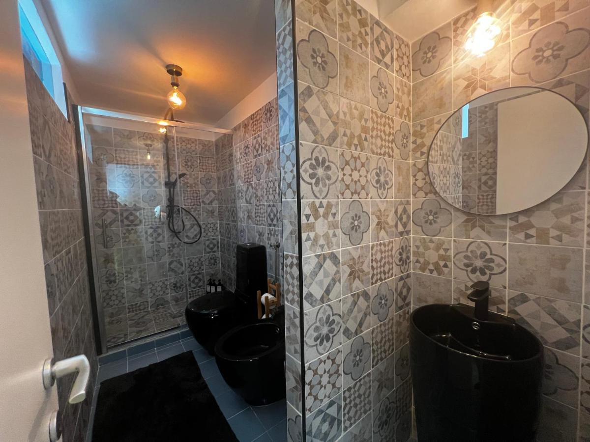 Regina Milano Ai Navigli - Sky Tv, Wifi And Breakfast Box Appartement Buitenkant foto