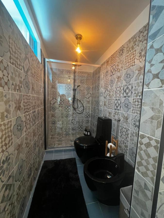 Regina Milano Ai Navigli - Sky Tv, Wifi And Breakfast Box Appartement Buitenkant foto